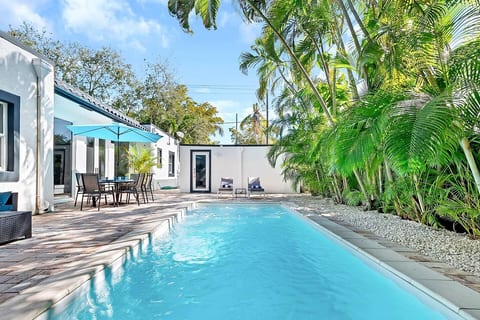 Gated Miami Luxury Oasis Pool & BBQ 4 Bed 4 Bath