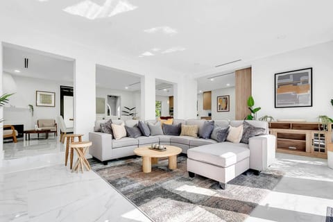 Gated Miami Luxury Oasis Pool & BBQ 4 Bed 4 Bath