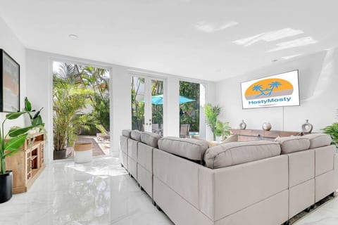 Gated Miami Luxury Oasis Pool & BBQ 4 Bed 4 Bath