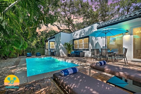 Gated Miami Luxury Oasis Pool & BBQ 4 Bed 4 Bath