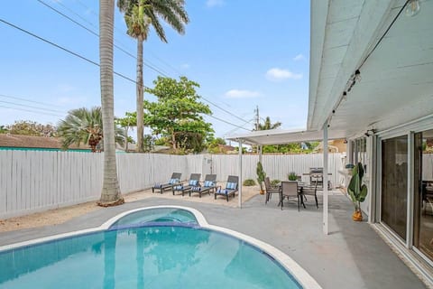 Private Hollywood Oasis, Heated, Pool Spa and BBQ