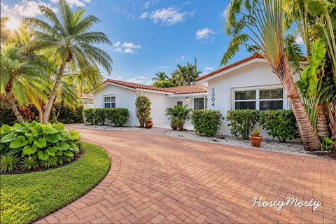 Private Hollywood Oasis, Heated, Pool Spa and BBQ