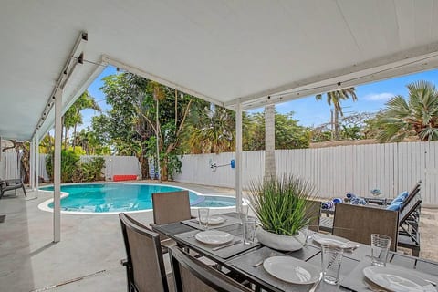 Private Hollywood Oasis, Heated, Pool Spa and BBQ