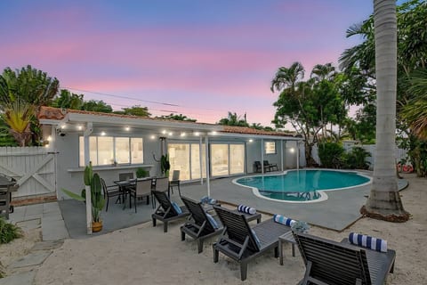 Private Hollywood Oasis, Heated, Pool Spa and BBQ