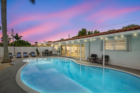 Private Hollywood Oasis, Heated, Pool Spa and BBQ