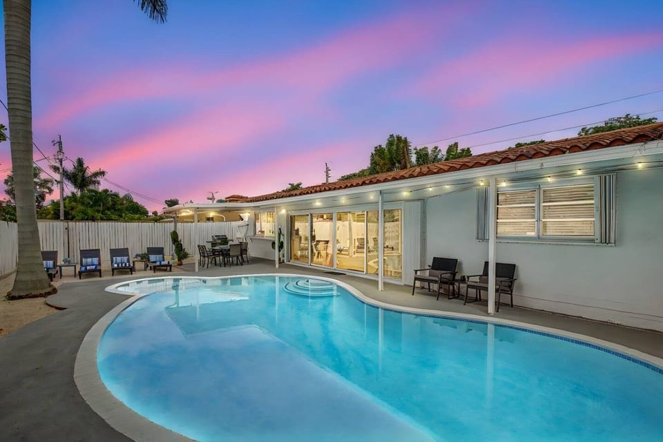 Private Hollywood Oasis, Heated, Pool Spa and BBQ - Hollywood