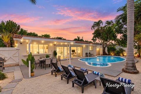 Private Hollywood Oasis, Heated, Pool Spa and BBQ
