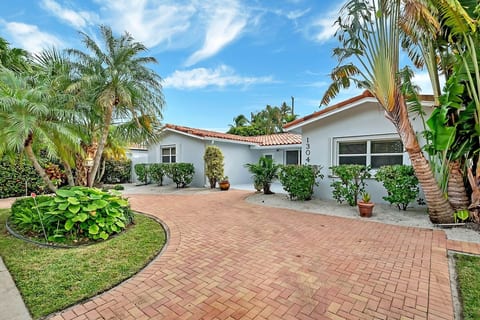 Private Hollywood Oasis, Heated, Pool Spa and BBQ