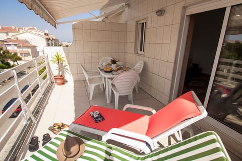 Rest by the Sea with Free Private Parking