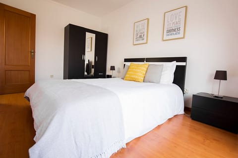 Rest by the Sea with Free Private Parking