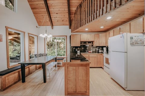 Baker Place Cabin - Glacier, WA - Hot Tub