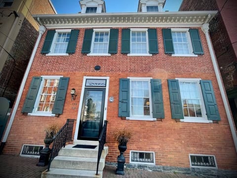THE HENDEL HOUSE - COLONIAL DOWNTOWN LANCASTER