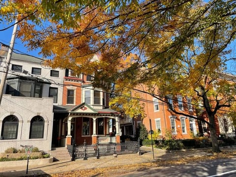 BLETCHER  GARDEN LOFT - LANCASTER HISTORIC DISTRICT