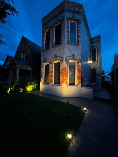 UPTOWN CASTLE - CITY VIEWS - THEATER & CONVENTION DISTRICT!