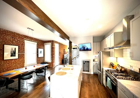 UPTOWN CASTLE - CITY VIEWS - THEATER & CONVENTION DISTRICT!