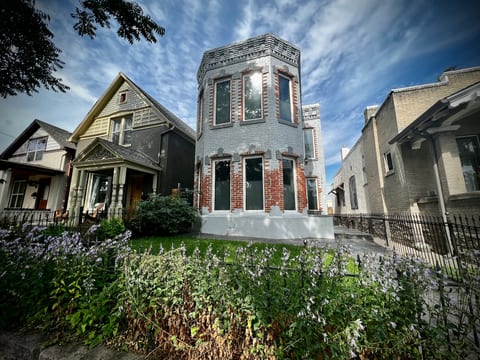 UPTOWN CASTLE - CITY VIEWS - THEATER & CONVENTION DISTRICT!