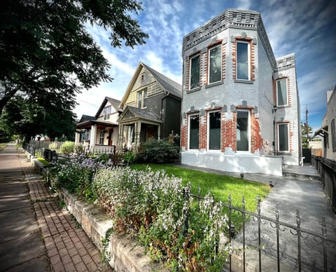 UPTOWN CASTLE - CITY VIEWS - THEATER & CONVENTION DISTRICT!