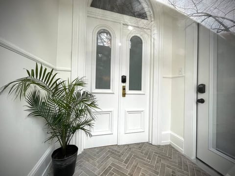THE HOUDINI HOUSE - DOWNTOWN LANCASTER STUDIO