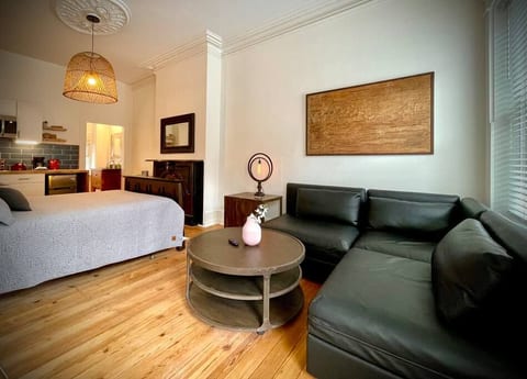 THE HOUDINI HOUSE - DOWNTOWN LANCASTER STUDIO