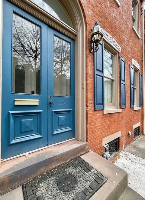 THE HOUDINI HOUSE - DOWNTOWN LANCASTER STUDIO