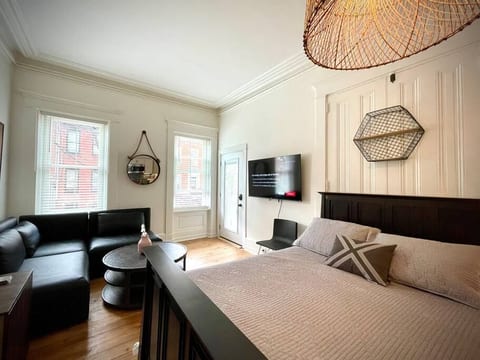 THE HOUDINI HOUSE - DOWNTOWN LANCASTER STUDIO