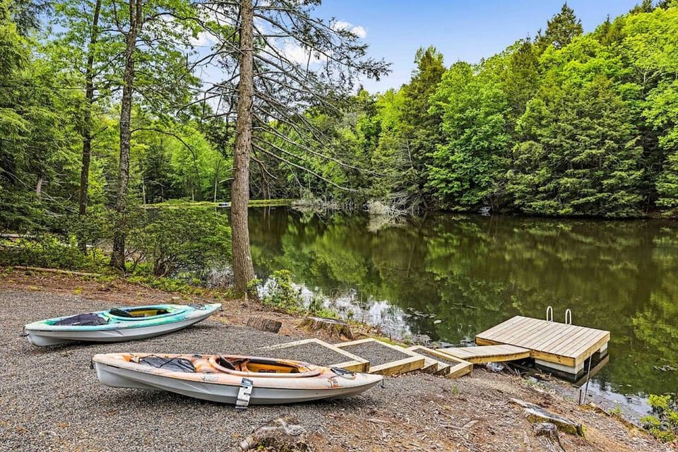 Enjoy serene lake access with your own dock and two kayaks for endless water adventures!