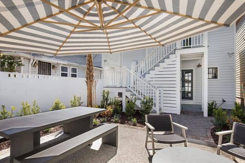 Dog-friendly downtown 3BR, free parking for 2