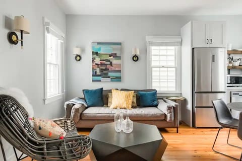Dog-friendly downtown 3BR, free parking for 2