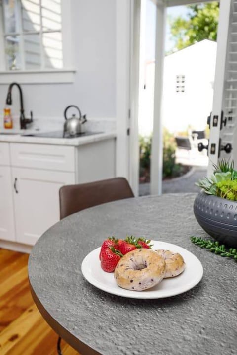 Dog-friendly downtown 3BR, free parking for 2