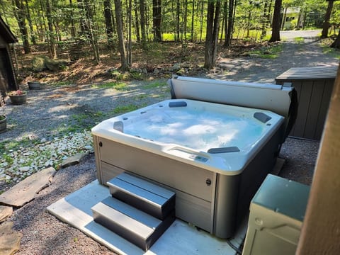 A spacious 7-person jacuzzi, a delightful haven for relaxation and connection.