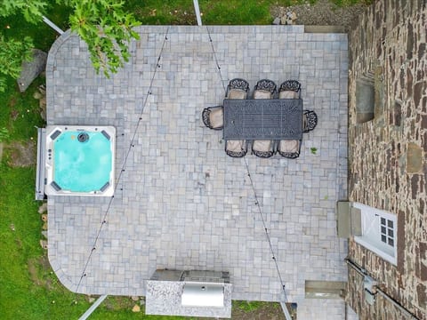 Built in grill, dining table and jacuzzi