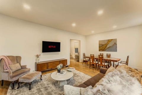 Relax in this cozy living room, featuring comfortable seating and a welcoming ambiance for your stay.