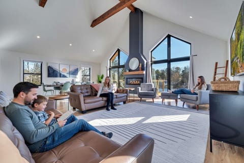 This open-concept living space offers plenty of cozy seating, breathtaking lake views, and a stunning electric fireplace—perfect for relaxing in comfort and style! 🔥🌊🛋️