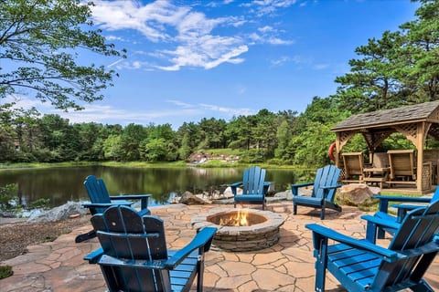 Gather ‘round the firepit by the lake—perfect for s’mores, stories, and stargazing.