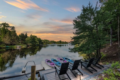 Lake days made easy. Our kayaks are ready and waiting at your floating private dock, so you can get out on the water whenever the mood strikes.
