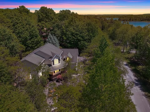 "The Nest"- just 1–2 minutes walk from the beach and waterfront activities.