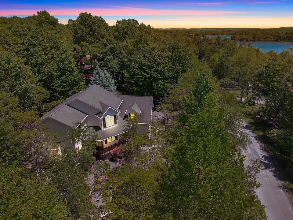 "The Nest"- just 1–2 minutes walk  from the beach and waterfront activities.