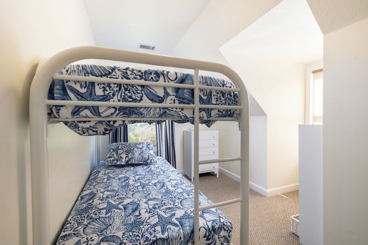 Bunk bedroom