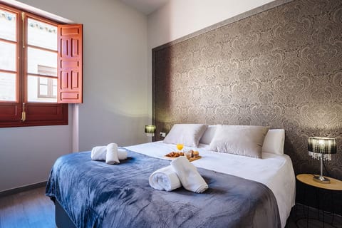 The Secret To A Great Stay in Seville | 1´ Giralda