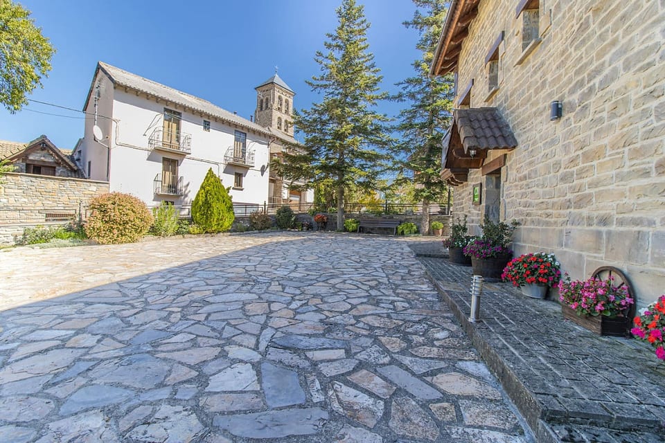 Retiro Íntimo en los Pirineos - Jardín y Parking - Senegüé