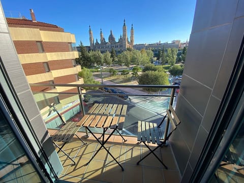 Chic Riverside Apartment -Terrace & Iconic Views