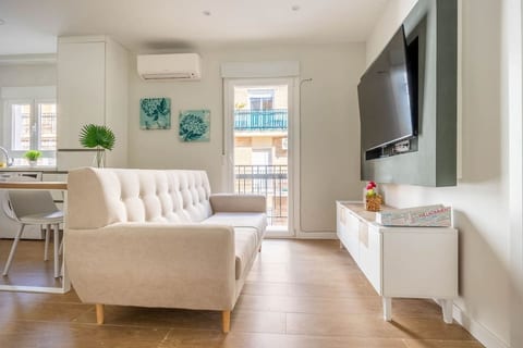 Bright Apartment Near Seville’s Historic Center