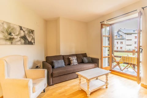 Charming Pyrenean Flat with Terrace, Views & Pool