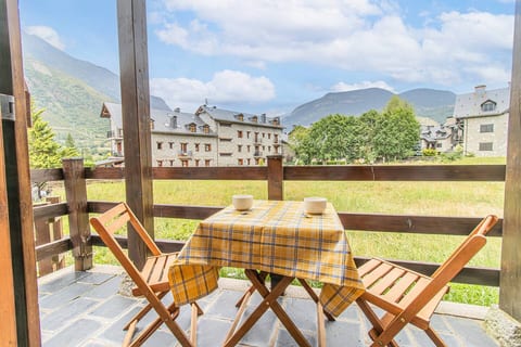 Charming Pyrenean Flat with Terrace, Views & Pool