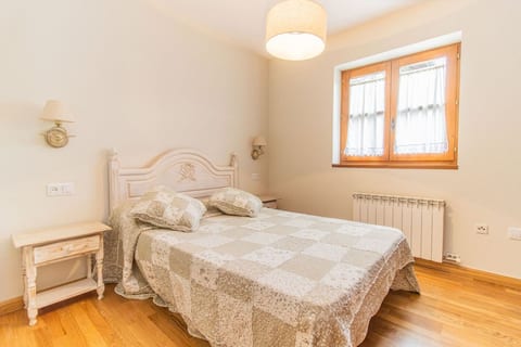 Charming Pyrenean Flat with Terrace, Views & Pool