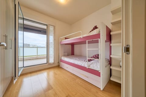 Family Retreat with Views, Terrace & Parking
