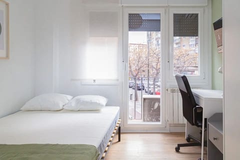 Comfortable 4 Bedroom Stay in Zaragoza
