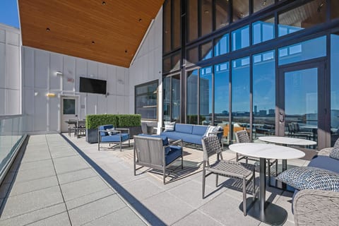 Sky Lounge Terrace

Enjoy the rooftop Sky Lounge with comfortable seating, outdoor dining, and panoramic Atlanta views.