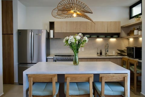 Modern Condo in Flamingos - Pool & Gym & Concierge