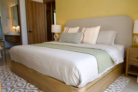 Modern Condo in Flamingos - Pool & Gym & Concierge